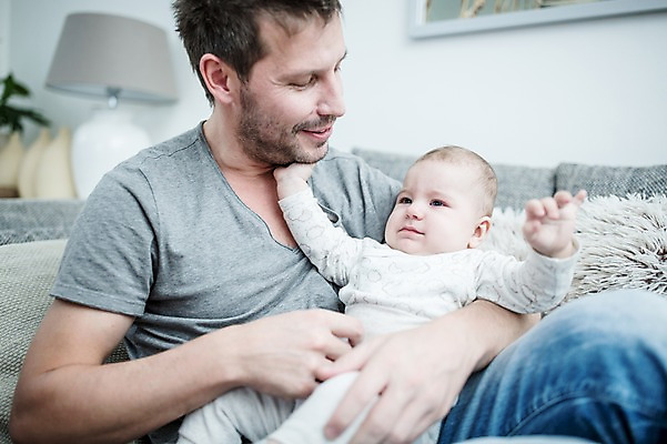 포토 JPG 서양인 응시 남자 아들 거실 안기 전등 피곤 사람 앉기 상반신 성인 두명 앞모습 옆모습 30대 소파 육아 짜증 아기 잡기 아빠 돌봄 힘듦 부자지간 남자만 남성육아휴직 육아대디 싱글대디 한부모가족 국내포토 외국인 시선 감정 뷰포인트 컨셉 의자 가족 모션 조명 장년 파일형식 육아휴직