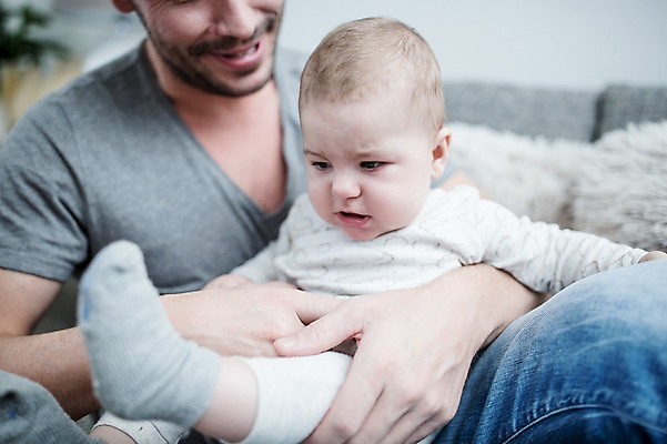 포토 JPG 전신 서양인 남자 행복 아들 거실 안기 사랑 미소 사람 앉기 상반신 성인 두명 앞모습 30대 소파 육아 짜증 아기 찡그림 아빠 울음 돌봄 부자지간 남자만 남성육아휴직 육아대디 싱글대디 한부모가족 국내포토 외국인 감정 뷰포인트 의자 가족 모션 표정 장년 파일형식 육아휴직
