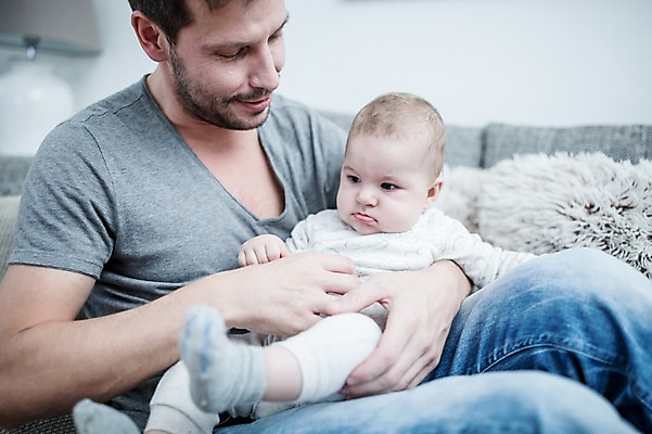 포토 JPG 전신 서양인 응시 남자 아들 거실 안기 피곤 사람 앉기 상반신 성인 두명 앞모습 옆모습 30대 소파 육아 짜증 아기 아빠 돌봄 힘듦 부자지간 남자만 남성육아휴직 육아대디 싱글대디 한부모가족 국내포토 외국인 시선 감정 뷰포인트 컨셉 의자 가족 모션 장년 파일형식 육아휴직