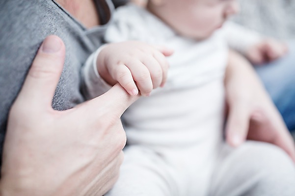 포토 JPG 전신 서양인 남자 아들 거실 안기 사랑 사람 앉기 손짓 근접촬영 상반신 성인 두명 옆모습 30대 손잡기 다정 육아 아기 아빠 돌봄 부자지간 남자만 남성육아휴직 육아대디 싱글대디 한부모가족 국내포토 외국인 감정 뷰포인트 컨셉 가족 모션 장년 파일형식 육아휴직