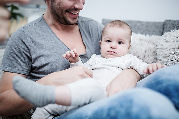 포토 JPG 전신 서양인 응시 남자 행복 아들 거실 가족 안기 미소 사람 앉기 상반신 성인 두명 앞모습 옆모습 30대 소파 육아 아기 아빠 즐거움 돌봄 부자지간 남자만 남성육아휴직 육아대디 싱글대디 한부모가족 국내포토 외국인 시선 감정 뷰포인트 의자 관계 모션 표정 장년 파일형식 육아휴직