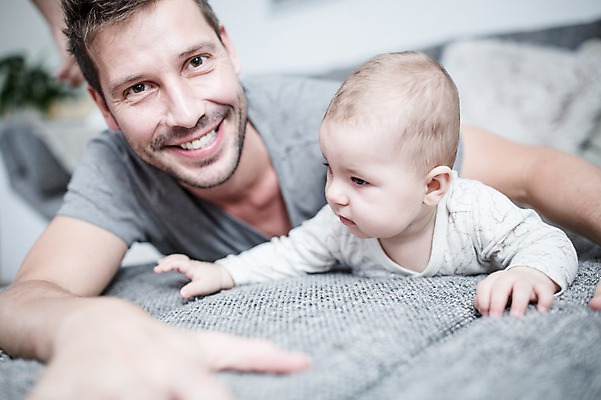 포토 JPG 서양인 응시 남자 행복 아들 엎드리기 거실 가족 사랑 미소 사람 상반신 성인 두명 앞모습 30대 소파 육아 아기 아빠 돌봄 부자지간 남자만 남성육아휴직 육아대디 싱글대디 한부모가족 국내포토 외국인 시선 감정 뷰포인트 의자 관계 모션 표정 장년 파일형식 육아휴직