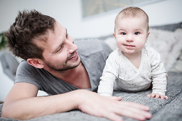 포토 JPG 서양인 응시 남자 행복 아들 엎드리기 거실 가족 사랑 미소 사람 상반신 성인 두명 앞모습 30대 소파 육아 아기 아빠 돌봄 부자지간 남자만 남성육아휴직 육아대디 싱글대디 한부모가족 국내포토 외국인 시선 감정 뷰포인트 의자 관계 모션 표정 장년 파일형식 육아휴직