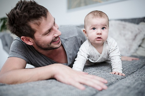 포토 JPG 서양인 응시 남자 행복 아들 엎드리기 거실 가족 사랑 미소 사람 상반신 성인 두명 앞모습 30대 소파 육아 아기 아빠 돌봄 부자지간 남자만 남성육아휴직 육아대디 싱글대디 한부모가족 국내포토 외국인 시선 감정 뷰포인트 의자 관계 모션 표정 장년 파일형식 육아휴직