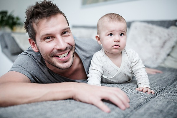 포토 JPG 서양인 응시 남자 행복 아들 엎드리기 거실 가족 사랑 미소 사람 상반신 성인 두명 앞모습 30대 소파 육아 아기 아빠 돌봄 부자지간 남자만 남성육아휴직 육아대디 싱글대디 한부모가족 국내포토 외국인 시선 감정 뷰포인트 의자 관계 모션 표정 장년 파일형식 육아휴직
