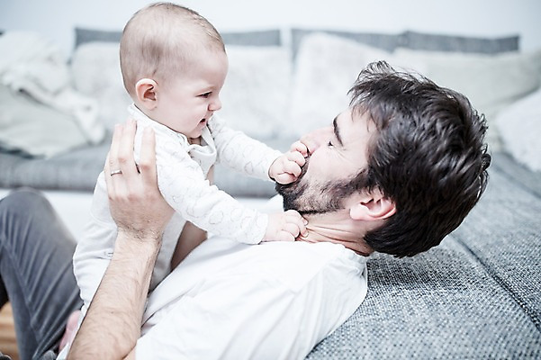 포토 JPG 서양인 남자 행복 아들 거실 장난 안기 사랑 미소 사람 앉기 상반신 성인 두명 옆모습 30대 소파 기댐 육아 아기 아빠 즐거움 돌봄 부자지간 남자만 남성육아휴직 육아대디 싱글대디 한부모가족 국내포토 외국인 감정 뷰포인트 의자 가족 모션 표정 장년 파일형식 육아휴직