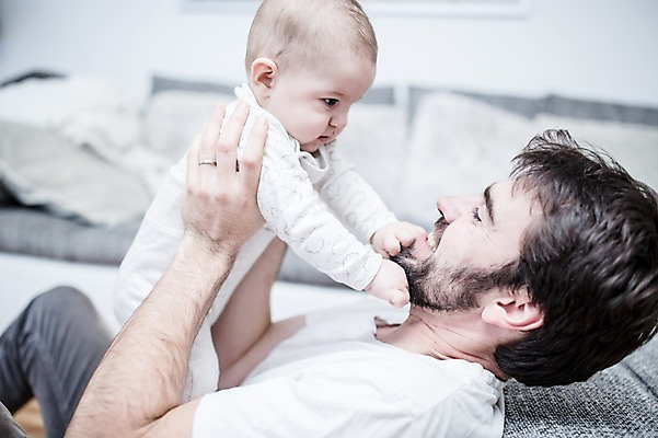 포토 JPG 서양인 응시 남자 행복 아들 거실 가족 안기 사랑 미소 사람 앉기 상반신 성인 두명 옆모습 30대 소파 마주보기 육아 아기 아빠 돌봄 부자지간 남자만 남성육아휴직 육아대디 싱글대디 한부모가족 국내포토 외국인 시선 감정 뷰포인트 의자 관계 모션 표정 장년 파일형식 육아휴직