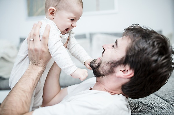 포토 JPG 서양인 남자 행복 아들 거실 가족 안기 미소 사람 앉기 상반신 성인 두명 옆모습 30대 소파 마주보기 육아 아기 아빠 즐거움 돌봄 부자지간 남자만 남성육아휴직 육아대디 싱글대디 한부모가족 국내포토 외국인 감정 뷰포인트 의자 관계 모션 표정 장년 파일형식 육아휴직