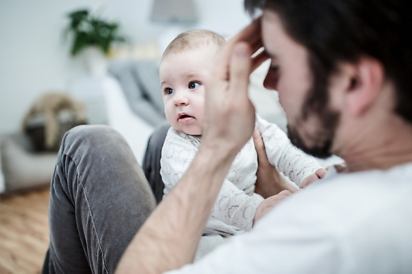 포토 JPG 서양인 응시 남자 아들 거실 가족 안기 피곤 사람 앉기 상반신 성인 두명 앞모습 옆모습 30대 소파 육아 아기 잡기 아빠 돌봄 힘듦 부자지간 남자만 남성육아휴직 육아대디 싱글대디 한부모가족 국내포토 외국인 시선 뷰포인트 컨셉 의자 관계 모션 장년 파일형식 육아휴직