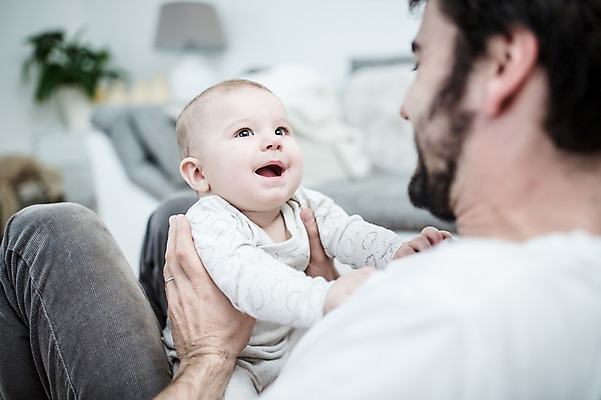 포토 JPG 서양인 응시 남자 행복 화분 아들 거실 가족 안기 사랑 미소 사람 앉기 상반신 성인 두명 앞모습 옆모습 30대 소파 육아 올려보기 아기 아빠 돌봄 부자지간 남자만 남성육아휴직 육아대디 싱글대디 한부모가족 국내포토 외국인 시선 감정 뷰포인트 의자 관계 모션 표정 장년 파일형식 육아휴직