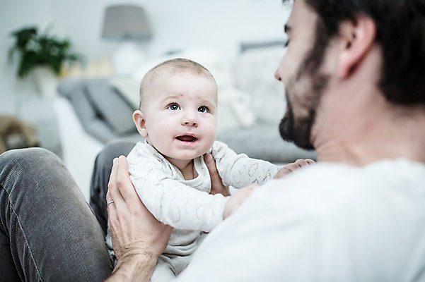 포토 JPG 전신 서양인 응시 남자 아들 거실 가족 안기 사람 앉기 상반신 성인 두명 앞모습 옆모습 30대 소파 육아 올려보기 아기 잡기 아빠 돌봄 부자지간 남자만 남성육아휴직 육아대디 싱글대디 한부모가족 국내포토 외국인 시선 뷰포인트 의자 관계 모션 장년 파일형식 육아휴직
