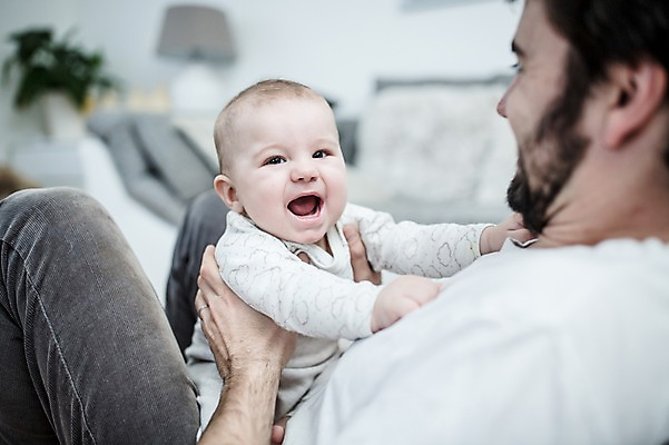 포토 JPG 서양인 남자 아들 거실 가족 안기 미소 사람 앉기 상반신 성인 두명 앞모습 옆모습 30대 소파 육아 아기 잡기 아빠 돌봄 부자지간 남자만 남성육아휴직 육아대디 싱글대디 한부모가족 국내포토 외국인 뷰포인트 의자 관계 모션 표정 장년 파일형식 육아휴직