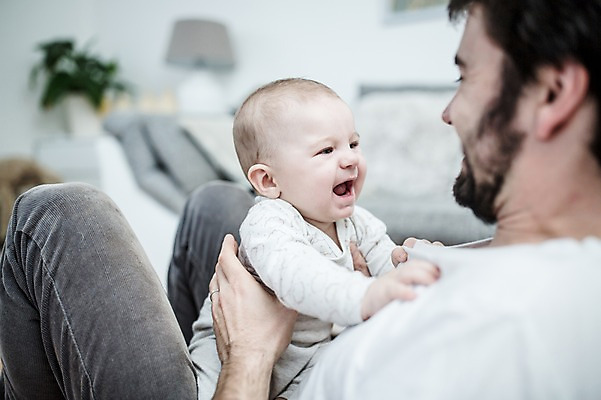 포토 JPG 서양인 남자 행복 아들 거실 가족 안기 미소 웃음 사람 앉기 상반신 성인 두명 옆모습 30대 소파 육아 아기 아빠 즐거움 돌봄 부자지간 남자만 남성육아휴직 육아대디 싱글대디 한부모가족 국내포토 외국인 감정 뷰포인트 의자 관계 모션 표정 장년 파일형식 육아휴직