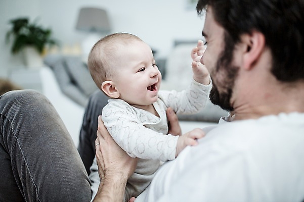 포토 JPG 서양인 남자 행복 아들 거실 가족 안기 사랑 미소 사람 앉기 상반신 성인 두명 옆모습 30대 소파 육아 아기 아빠 돌봄 부자지간 남자만 남성육아휴직 육아대디 싱글대디 한부모가족 국내포토 외국인 감정 뷰포인트 의자 관계 모션 표정 장년 파일형식 육아휴직