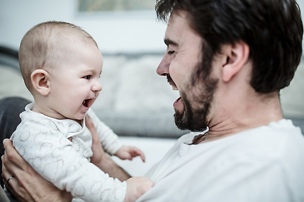 포토 JPG 서양인 남자 행복 아들 거실 가족 안기 미소 사람 앉기 상반신 성인 두명 옆모습 30대 소파 마주보기 육아 아기 잡기 아빠 즐거움 돌봄 부자지간 남자만 남성육아휴직 육아대디 싱글대디 한부모가족 국내포토 외국인 감정 뷰포인트 의자 관계 모션 표정 장년 파일형식 육아휴직