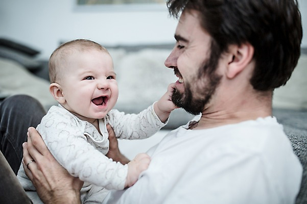 포토 JPG 서양인 남자 행복 아들 거실 가족 안기 미소 사람 앉기 상반신 성인 두명 옆모습 30대 소파 육아 아기 잡기 아빠 즐거움 돌봄 부자지간 남자만 남성육아휴직 육아대디 싱글대디 한부모가족 국내포토 외국인 감정 뷰포인트 의자 관계 모션 표정 장년 파일형식 육아휴직