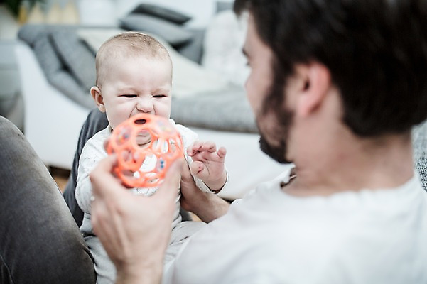 포토 JPG 서양인 남자 행복 아들 거실 가족 안기 사랑 사람 앉기 상반신 성인 두명 앞모습 옆모습 30대 소파 장난감 육아 아기 잡기 찡그림 아빠 돌봄 부자지간 남자만 남성육아휴직 육아대디 싱글대디 한부모가족 국내포토 외국인 감정 뷰포인트 의자 관계 모션 표정 장년 파일형식 육아휴직
