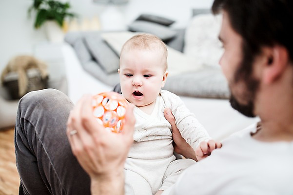 포토 JPG 서양인 응시 남자 행복 아들 거실 가족 안기 사랑 사람 앉기 상반신 성인 두명 앞모습 옆모습 30대 소파 장난감 육아 아기 잡기 아빠 돌봄 부자지간 남자만 남성육아휴직 육아대디 싱글대디 한부모가족 국내포토 외국인 시선 감정 뷰포인트 의자 관계 모션 장년 파일형식 육아휴직