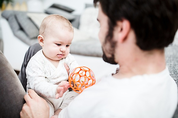 포토 JPG 서양인 응시 남자 아들 거실 가족 안기 사람 앉기 상반신 성인 두명 옆모습 30대 소파 장난감 육아 아기 잡기 아빠 돌봄 부자지간 남자만 남성육아휴직 육아대디 싱글대디 한부모가족 국내포토 외국인 시선 뷰포인트 의자 관계 모션 장년 파일형식 육아휴직