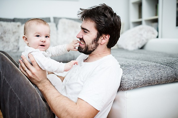 포토 JPG 서양인 남자 행복 아들 거실 가족 안기 미소 사람 앉기 상반신 성인 두명 옆모습 30대 소파 기댐 육아 아기 아빠 즐거움 돌봄 부자지간 남자만 남성육아휴직 육아대디 싱글대디 한부모가족 국내포토 외국인 감정 뷰포인트 의자 관계 모션 표정 장년 파일형식 육아휴직