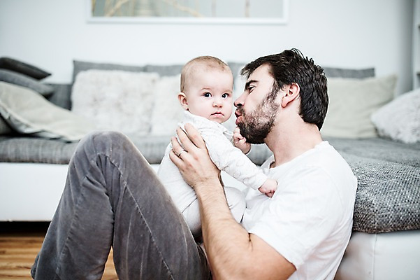 포토 JPG 서양인 응시 남자 행복 아들 거실 가족 안기 사랑 사람 앉기 상반신 성인 두명 옆모습 30대 소파 기댐 육아 아기 아빠 돌봄 부자지간 남자만 남성육아휴직 육아대디 싱글대디 한부모가족 국내포토 외국인 시선 감정 뷰포인트 의자 관계 모션 장년 파일형식 육아휴직