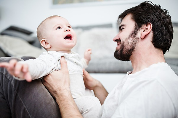 포토 JPG 서양인 응시 남자 행복 아들 거실 가족 안기 미소 사람 앉기 상반신 성인 두명 옆모습 30대 소파 육아 아기 아빠 즐거움 돌봄 부자지간 남자만 남성육아휴직 육아대디 싱글대디 한부모가족 국내포토 외국인 시선 감정 뷰포인트 의자 관계 모션 표정 장년 파일형식 육아휴직