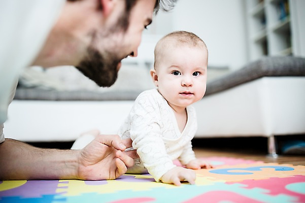 포토 JPG 서양인 응시 남자 행복 아들 엎드리기 거실 가족 사랑 미소 사람 상반신 성인 두명 옆모습 30대 소파 육아 매트 아기 아빠 돌봄 부자지간 남자만 남성육아휴직 육아대디 싱글대디 한부모가족 국내포토 외국인 시선 감정 뷰포인트 의자 관계 모션 표정 장년 파일형식 육아휴직