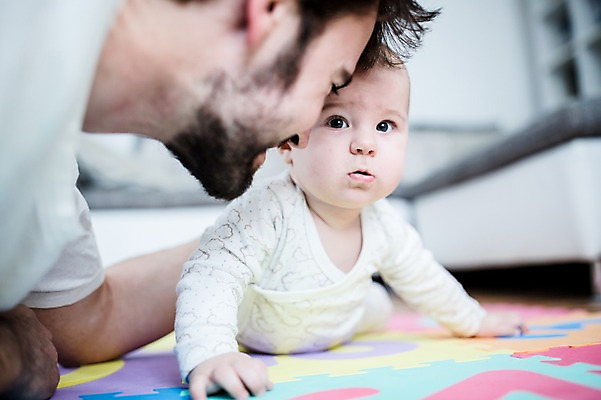 포토 JPG 서양인 응시 남자 행복 아들 엎드리기 거실 가족 사랑 미소 사람 상반신 성인 두명 앞모습 옆모습 30대 육아 매트 아기 잡기 아빠 돌봄 부자지간 남자만 남성육아휴직 육아대디 싱글대디 한부모가족 국내포토 외국인 시선 감정 뷰포인트 관계 모션 표정 장년 파일형식 육아휴직