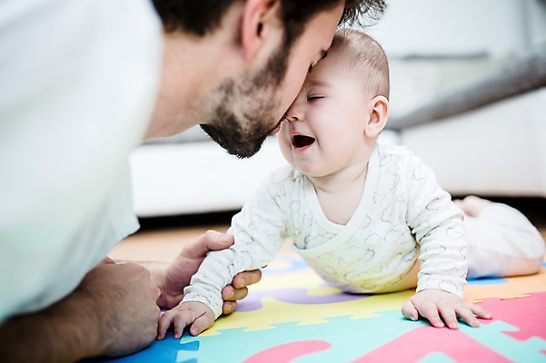 포토 JPG 전신 서양인 남자 행복 아들 엎드리기 거실 가족 사랑 사람 상반신 성인 두명 옆모습 30대 눈감음 육아 매트 아기 잡기 아빠 이마맞대기 돌봄 부자지간 남자만 남성육아휴직 육아대디 싱글대디 한부모가족 국내포토 외국인 감정 뷰포인트 관계 모션 장년 얼굴맞대기 파일형식 육아휴직