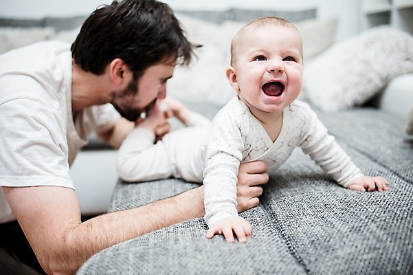 포토 JPG 전신 서양인 남자 행복 아들 엎드리기 거실 장난 가족 키스 사랑 웃음 사람 상반신 성인 두명 앞모습 옆모습 30대 소파 육아 아기 잡기 아빠 즐거움 간지럼 돌봄 부자지간 남자만 남성육아휴직 육아대디 싱글대디 한부모가족 국내포토 외국인 감정 뷰포인트 의자 관계 모션 표정 장년 애정표현 파일형식 육아휴직