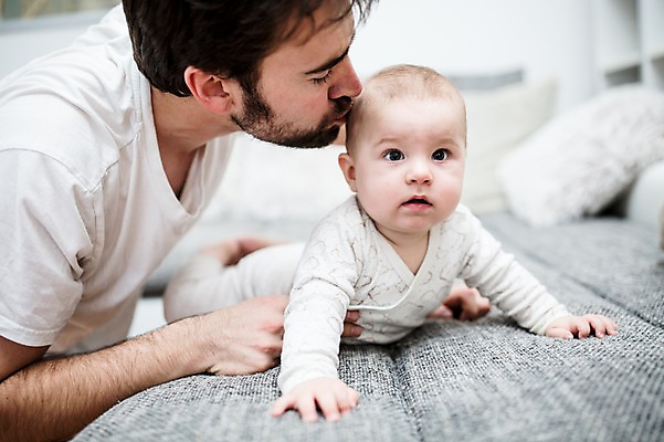 포토 JPG 서양인 응시 남자 행복 아들 엎드리기 거실 가족 키스 사랑 사람 상반신 성인 두명 앞모습 옆모습 30대 소파 육아 아기 잡기 아빠 기어가기 돌봄 부자지간 남자만 남성육아휴직 육아대디 싱글대디 한부모가족 국내포토 외국인 시선 감정 뷰포인트 의자 관계 모션 장년 애정표현 파일형식 육아휴직