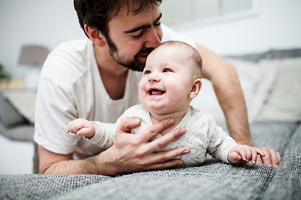 포토 JPG 서양인 남자 행복 아들 엎드리기 거실 가족 키스 사랑 미소 사람 상반신 성인 두명 앞모습 30대 소파 육아 아기 잡기 아빠 즐거움 돌봄 부자지간 남자만 남성육아휴직 육아대디 싱글대디 한부모가족 국내포토 외국인 감정 뷰포인트 의자 관계 모션 표정 장년 애정표현 파일형식 육아휴직