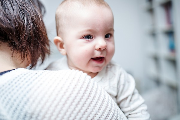 포토 JPG 서양인 응시 여자 남자 행복 아들 가족 안기 엄마 책장 사랑 서기 미소 사람 상반신 성인 두명 앞모습 뒷모습 30대 육아 아기 돌봄 남성육아휴직 육아대디 국내포토 모자관계 외국인 시선 감정 뷰포인트 가구 관계 모션 표정 장년 아빠 파일형식 육아휴직