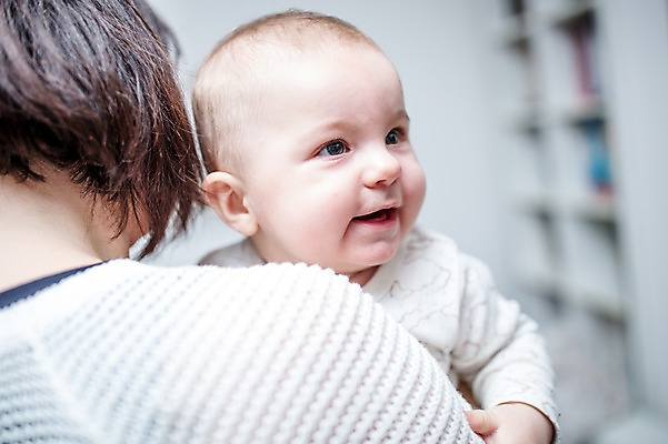 포토 JPG 서양인 응시 여자 남자 행복 아들 가족 안기 엄마 사랑 서기 미소 사람 상반신 성인 두명 앞모습 뒷모습 30대 육아 아기 돌봄 남성육아휴직 육아대디 국내포토 모자관계 외국인 시선 감정 뷰포인트 관계 모션 표정 장년 아빠 파일형식 육아휴직