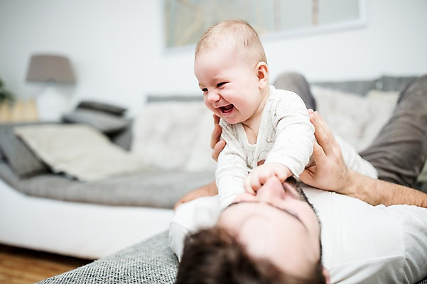 포토 JPG 전신 서양인 남자 행복 아들 거실 장난 가족 안기 미소 사람 상반신 성인 두명 앞모습 30대 소파 눕기 육아 아기 아빠 즐거움 돌봄 부자지간 남자만 남성육아휴직 육아대디 싱글대디 한부모가족 국내포토 외국인 감정 뷰포인트 의자 관계 모션 표정 장년 파일형식 육아휴직