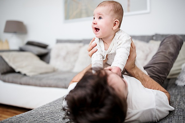 포토 JPG 서양인 응시 남자 행복 아들 거실 가족 안기 미소 사람 상반신 성인 두명 앞모습 30대 소파 눕기 육아 아기 아빠 즐거움 돌봄 부자지간 남자만 남성육아휴직 육아대디 싱글대디 한부모가족 국내포토 외국인 시선 감정 뷰포인트 의자 관계 모션 표정 장년 파일형식 육아휴직