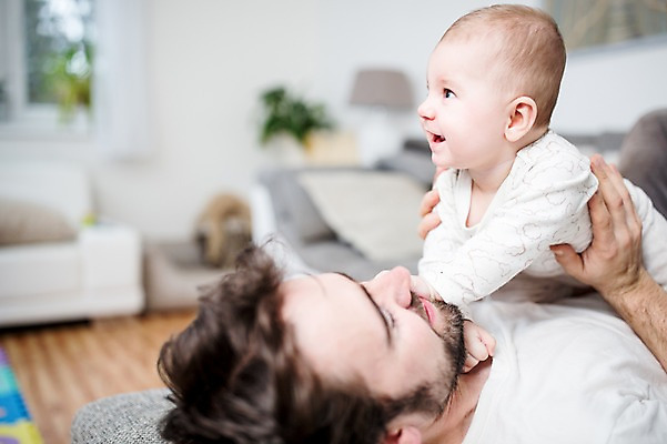 포토 JPG 서양인 응시 남자 행복 아들 거실 가족 안기 미소 사람 상반신 성인 두명 옆모습 30대 소파 눕기 육아 아기 아빠 즐거움 돌봄 부자지간 남자만 남성육아휴직 육아대디 싱글대디 한부모가족 국내포토 외국인 시선 감정 뷰포인트 의자 관계 모션 표정 장년 파일형식 육아휴직