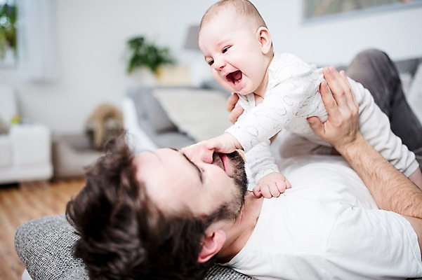 포토 JPG 전신 서양인 남자 행복 아들 거실 장난 가족 안기 미소 사람 상반신 성인 두명 옆모습 30대 소파 눕기 육아 아기 아빠 즐거움 돌봄 부자지간 남자만 남성육아휴직 육아대디 싱글대디 한부모가족 국내포토 외국인 감정 뷰포인트 의자 관계 모션 표정 장년 파일형식 육아휴직