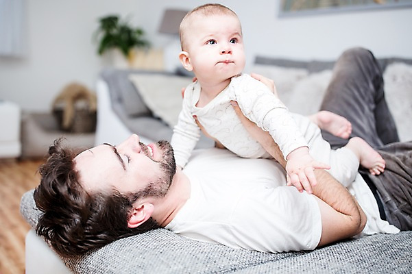 포토 JPG 전신 서양인 응시 남자 행복 아들 거실 가족 안기 미소 사람 상반신 성인 두명 옆모습 30대 소파 눕기 육아 아기 잡기 아빠 즐거움 돌봄 부자지간 남자만 남성육아휴직 육아대디 싱글대디 한부모가족 국내포토 외국인 시선 감정 뷰포인트 의자 관계 모션 표정 장년 파일형식 육아휴직