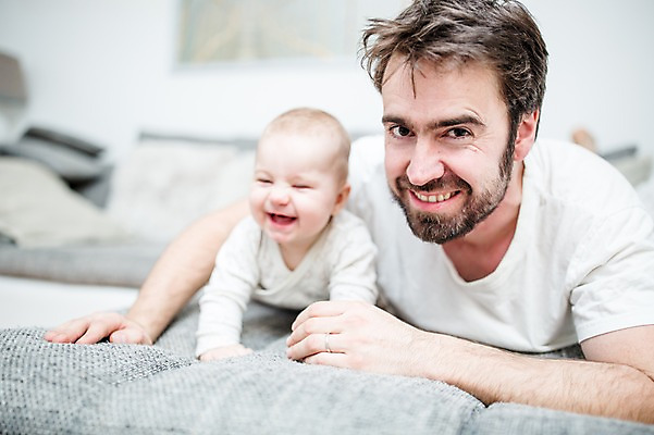 포토 JPG 서양인 응시 남자 행복 아들 엎드리기 거실 가족 미소 사람 상반신 성인 두명 앞모습 30대 소파 육아 아기 아빠 즐거움 돌봄 부자지간 남자만 남성육아휴직 육아대디 싱글대디 한부모가족 국내포토 외국인 시선 감정 뷰포인트 의자 관계 모션 표정 장년 파일형식 육아휴직