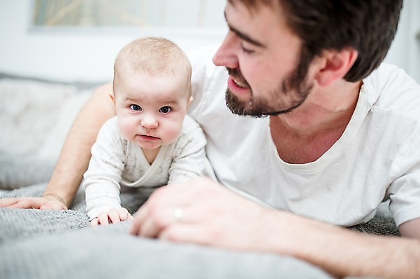 포토 JPG 서양인 응시 남자 행복 아들 엎드리기 거실 가족 미소 사람 상반신 성인 두명 앞모습 30대 소파 육아 아기 아빠 즐거움 기어가기 돌봄 부자지간 남자만 남성육아휴직 육아대디 싱글대디 한부모가족 국내포토 외국인 시선 감정 뷰포인트 의자 관계 모션 표정 장년 파일형식 육아휴직