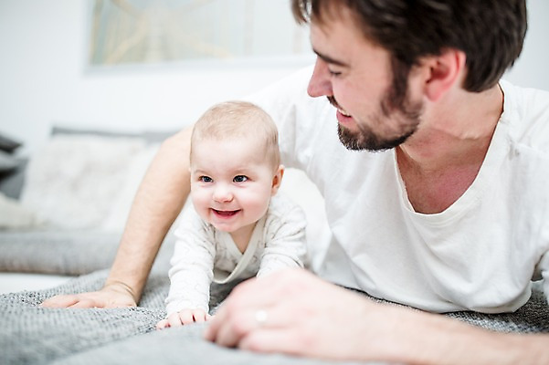 포토 JPG 서양인 남자 행복 아들 엎드리기 거실 가족 미소 사람 상반신 성인 두명 앞모습 30대 소파 육아 아기 아빠 즐거움 돌봄 부자지간 남자만 남성육아휴직 육아대디 싱글대디 한부모가족 국내포토 외국인 감정 뷰포인트 의자 관계 모션 표정 장년 파일형식 육아휴직
