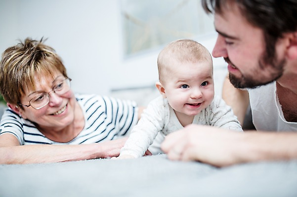 포토 JPG 서양인 응시 여자 노년 남자 행복 할머니 엎드리기 거실 가족 손자 사랑 미소 사람 상반신 성인 앞모습 옆모습 세명 30대 소파 아기 삼대 70대 기어가기 국내포토 외국인 시선 감정 뷰포인트 의자 관계 모션 표정 장년 손주 파일형식