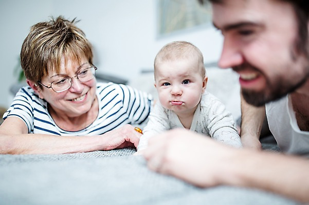 포토 JPG 서양인 응시 여자 노년 남자 행복 할머니 엎드리기 거실 가족 손자 사랑 미소 사람 상반신 성인 앞모습 세명 30대 소파 아기 삼대 70대 기어가기 국내포토 외국인 시선 감정 뷰포인트 의자 관계 모션 표정 장년 손주 파일형식