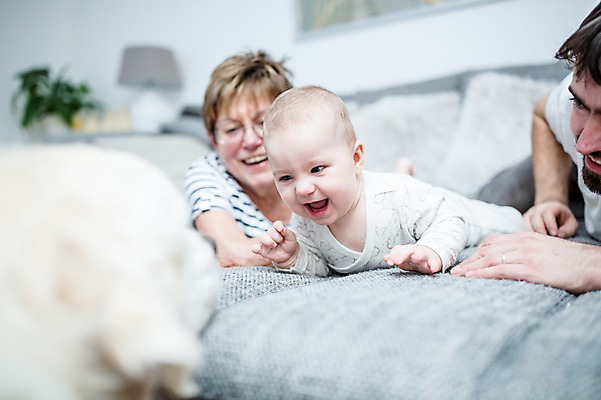 포토 JPG 서양인 한마리 응시 여자 노년 남자 행복 할머니 엎드리기 거실 가족 손자 사랑 미소 사람 상반신 성인 앞모습 세명 30대 소파 마주보기 아기 강아지 삼대 70대 반려 국내포토 외국인 1 시선 감정 뷰포인트 의자 관계 모션 표정 장년 반려동물 개 손주 파일형식