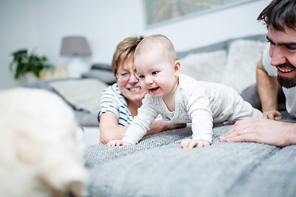 포토 JPG 전신 서양인 한마리 응시 여자 노년 남자 행복 할머니 엎드리기 거실 가족 손자 사랑 미소 사람 상반신 성인 앞모습 세명 30대 소파 마주보기 아기 강아지 삼대 70대 기어가기 반려 국내포토 외국인 1 시선 감정 뷰포인트 의자 관계 모션 표정 장년 반려동물 개 손주 파일형식
