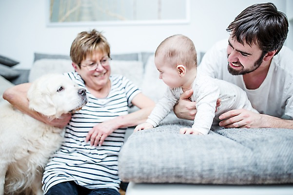 포토 JPG 전신 서양인 한마리 응시 여자 노년 남자 행복 할머니 엎드리기 거실 가족 손자 사랑 미소 사람 상반신 성인 앞모습 옆모습 세명 30대 소파 아기 잡기 강아지 삼대 70대 기어가기 반려 국내포토 외국인 1 시선 감정 뷰포인트 의자 관계 모션 표정 장년 반려동물 개 손주 파일형식