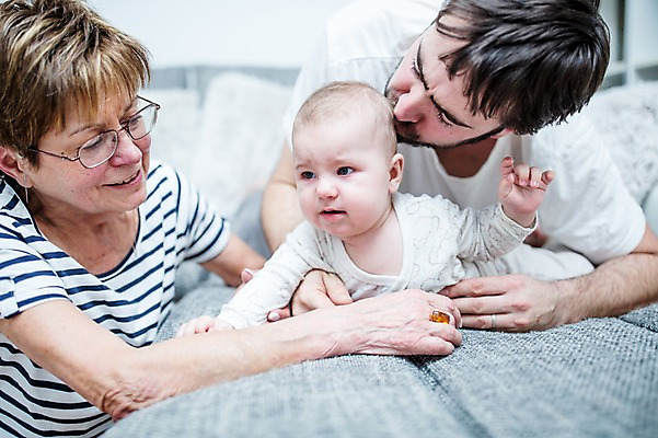 포토 JPG 서양인 응시 여자 노년 남자 행복 할머니 엎드리기 거실 가족 손자 키스 사랑 사람 상반신 성인 앞모습 옆모습 세명 30대 소파 아기 잡기 삼대 70대 기어가기 국내포토 외국인 시선 감정 뷰포인트 의자 관계 모션 장년 손주 애정표현 파일형식