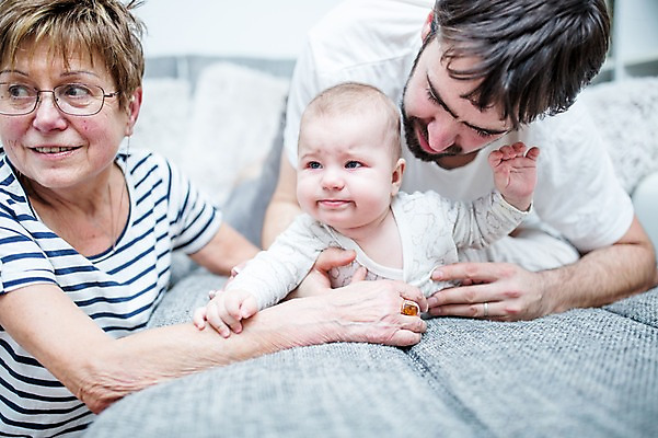 포토 JPG 서양인 응시 여자 노년 남자 행복 할머니 엎드리기 거실 가족 손자 사랑 사람 상반신 성인 앞모습 세명 30대 소파 아기 잡기 삼대 70대 국내포토 외국인 시선 감정 뷰포인트 의자 관계 모션 장년 손주 파일형식