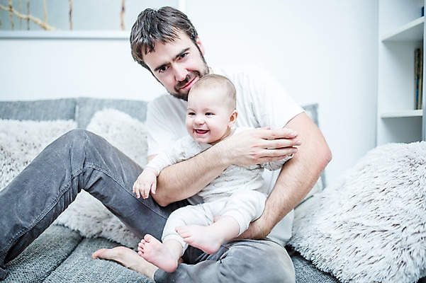 포토 JPG 전신 서양인 남자 행복 아들 거실 가족 안기 사랑 미소 사람 앉기 상반신 성인 두명 앞모습 30대 소파 육아 아기 잡기 아빠 돌봄 부자지간 남자만 남성육아휴직 육아대디 싱글대디 한부모가족 국내포토 외국인 감정 뷰포인트 의자 관계 모션 표정 장년 파일형식 육아휴직